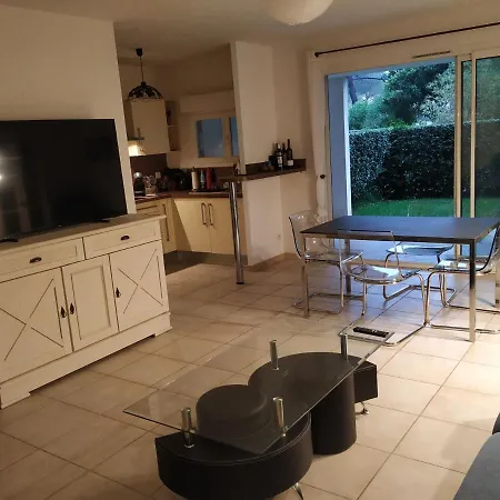Raphael: Rez De Jardin, 2 Chambres, Piscines Apartment